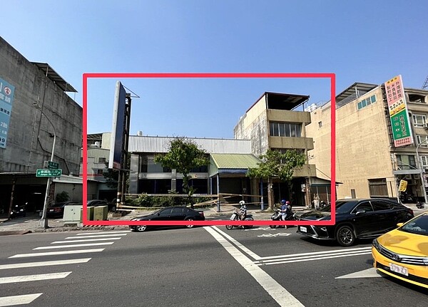 高雄鳳山建國路三段兩棟相鄰透天，由大同集團第四代林傳凱名下傳喬投資,以總價3.37億元一起收購。圖／台灣房屋提供