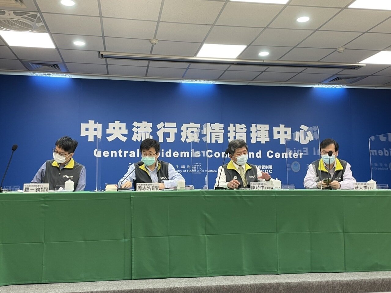 指揮中心醫療應變組副組長羅一鈞（左一）表示，今天新增10例中重症個案，包括9例中症，1例重症，重症為未滿5歲的兒童，證實該名兒童為國內首例兒童重症。記者許政榆／攝影 