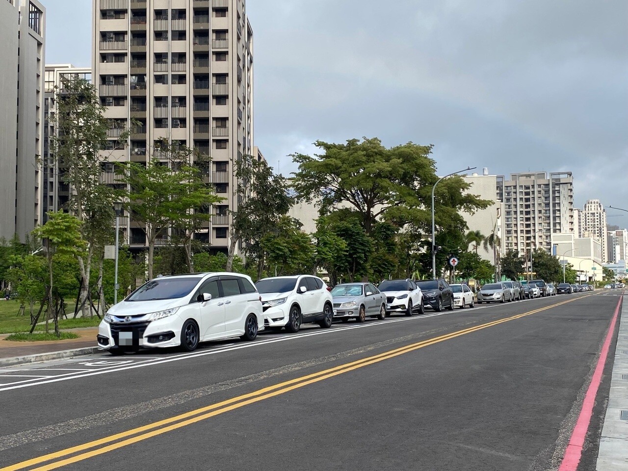 新竹縣竹北市AI智慧園區公園正夯，縣府產發處請竹北市公所在靠近公園旁的智慧二路畫設整排停車格，將於5月1日起開始收費。記者巫靜婷／攝影 