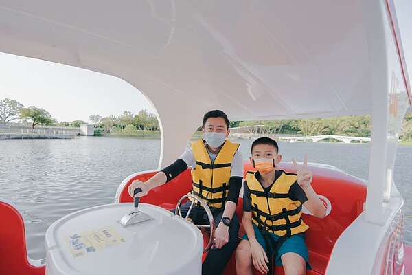 新竹市政府投入1.6億元大規模改造青草湖,除清淤、改善水質,更修復邊坡、整頓全長2公里環湖步道,本月起啟動SUP立式划槳、天鵝船水上活動,適合全年齡族群。圖/新竹市府提供