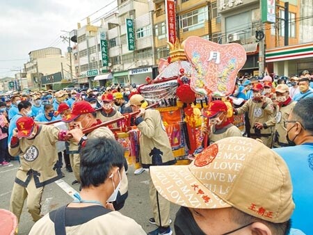 大甲媽祖回鑾由大肚區進中市，信徒擁簇鑾轎熱情相迎。（陳淑芬攝）