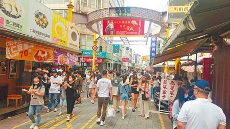台南市16日本土確診數28例，中西區國華友愛商圈仍湧現逛街人潮，以年輕人為主。（程炳璋攝）