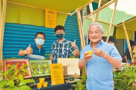 台灣好基金會結合回憶與綠意在潮州老街建基路舉辦「春潮集」，在街坊的相挺下，成功藉由市集打造出潮州新一代人的集體回憶。（謝佳潾攝）