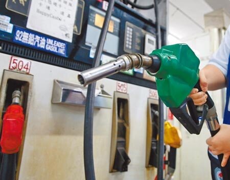 專家與中油都看好下半年原油價可能走回到85美元左右。只是要大跌也沒有機會。(本報資料照片)