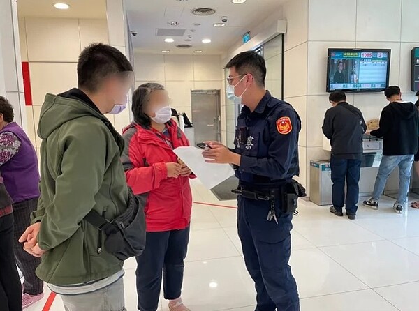 平鎮一對母子輕信網路家具商家,險遭詐20萬。圖/記者翁唯真翻攝