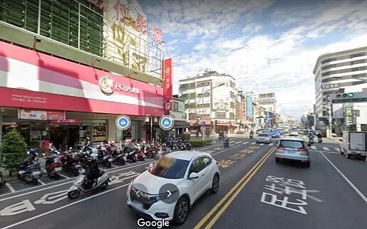 屏東市寶雅民生店與與鮪魚家族飯店屏東館間,有一筆土地無人辦理繼承,公告現值每平方尺逾15萬元,在屏東堪稱燙金地段。圖/翻攝GoogleMaps
