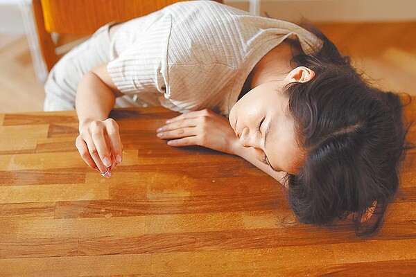 就算睡飽還是覺得疲憊,與長期自我否定有關。圖/聯安預防醫學機構提供