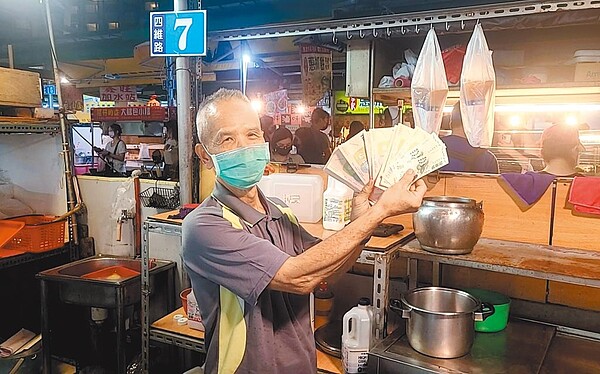 高雄商圈夜市券推出後，帶動夜市攤商業績成長。（高巿府經發局提供／曹明正高雄傳真）