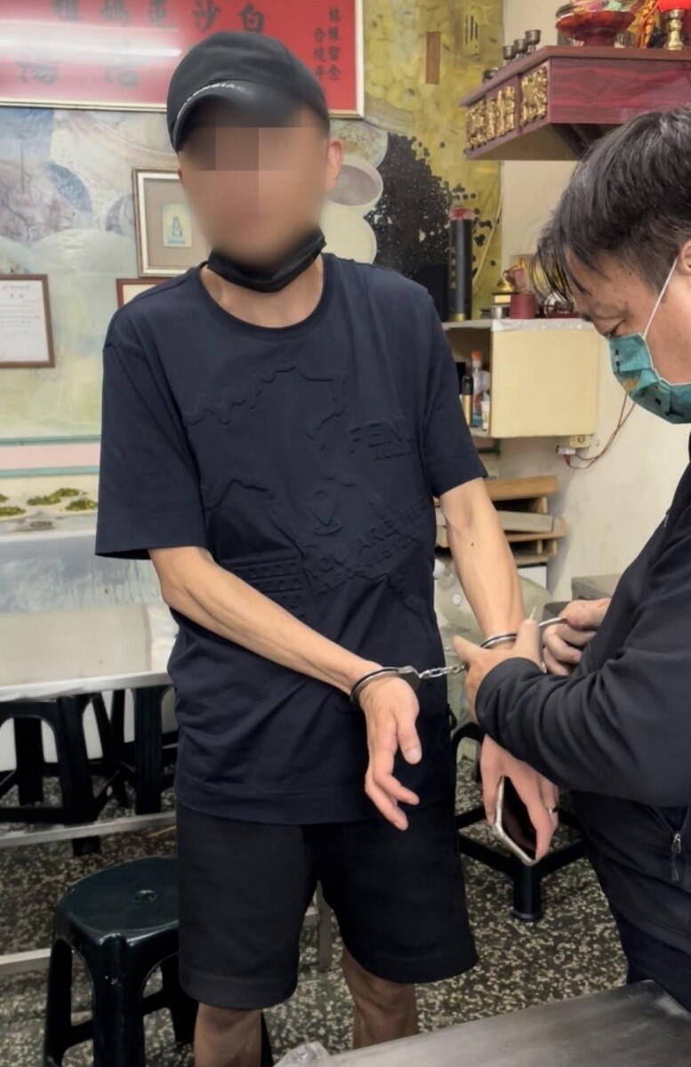 警方在台中沙鹿一間早餐店查獲鄭男。圖/記者李隆揆翻攝