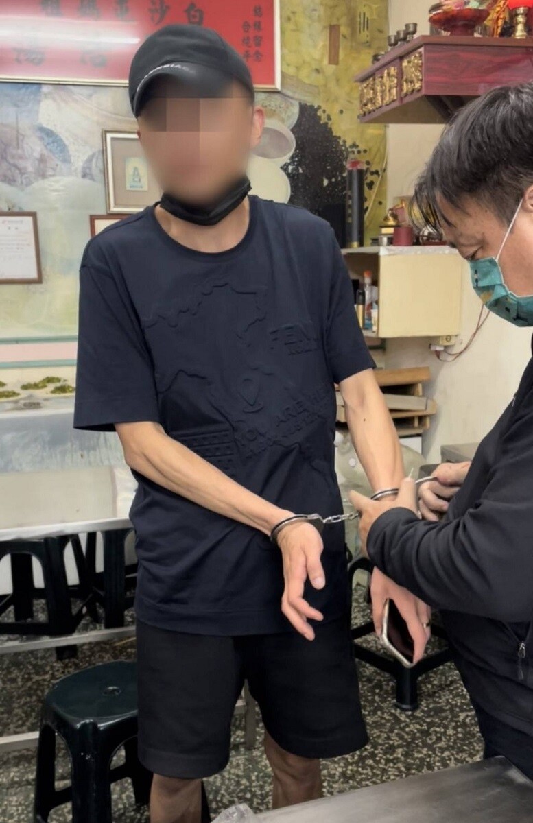 警方在台中沙鹿一間早餐店查獲鄭男。圖／記者李隆揆翻攝