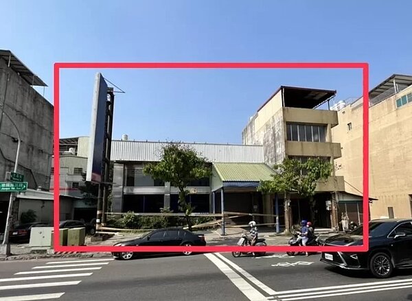 高雄鳳山建國路三段兩棟相鄰老透天店面,由大同集團第四代林傳凱名下傳喬投資以總價3.37億元合購取得。圖/台灣房屋趨勢中心提供