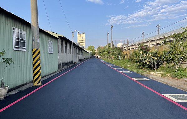 中市豐原區合作街76巷狹小道路拓寬改善完成。圖/中市府提供