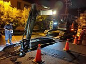 台南南區現大坑洞！漏夜緊急搶修　破損原因曝