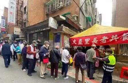 大直里里長蔡俊賢舉辦的每月1次「長者共餐」活動。