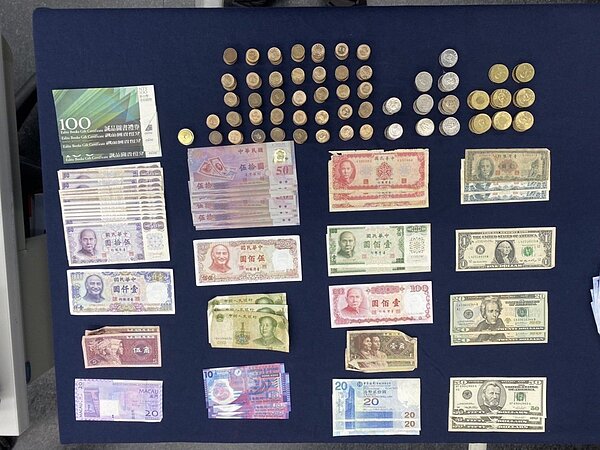 士林警方盤查發現破獲民宅竊盜案,查獲被害人收藏的各式貨幣。記者蕭雅娟/翻攝