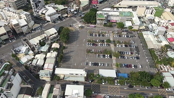 占地1.4公頃的彰化市「機28」機關用地,目前為彰化縣衛生局與成功停車場使用,目前正在辦理都計計畫變更,將採公共設施多目標開發模式,打造成為大型影城及購物商場。圖/彰化縣政府提供