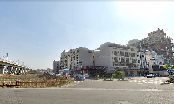 「新市安居」社宅基地位於新市富安路與民生路所夾街廓，未來將打造690戶社宅，規劃套房及2房，房型比例為7：3。圖／google map
