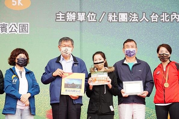 台北市長柯文哲17日上午照常出席科技盃路跑活動,不過下午就傳出疑與府外確診者接觸,前往醫院採檢。圖/北市府提供