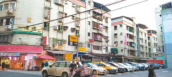 新北蘆洲區長安街是30年前的重劃區，當地有多處海砂屋社區，被稱為「海砂一條街」。圖／新北住都中心提供