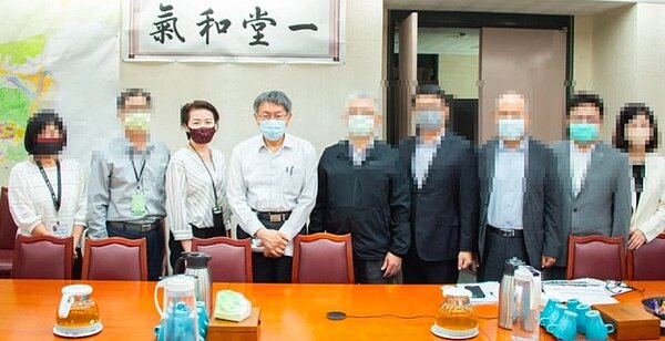 柯文哲與黃珊珊日前13日下午14時,於府內接待ITS協會(中華智慧運輸協會)與貴賓進行實體會議。其中一位貴賓因曾赴澎湖旅行團,同團多人確診,該位貴賓於15日採檢後,16日確診。圖/北市府提供