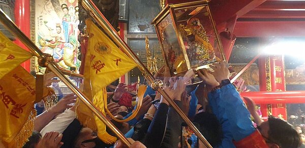 大甲媽遶境今晚結束,回鑾安座,眾人爭相扶神像。記者游振昇/攝影