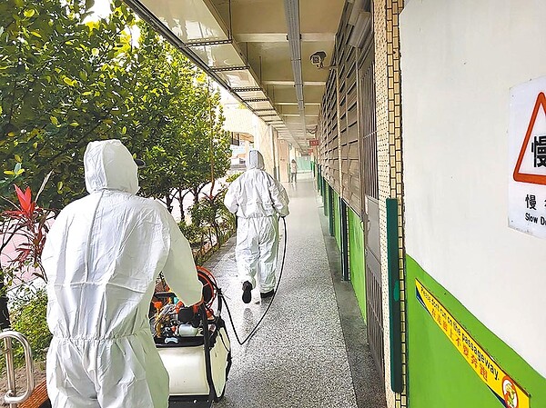 全台疫情加劇,更燒進校園,17日本土確診高達1210例,政院擬將紓困條例延長至2023年6月。圖為花蓮環保人員日前前往校園清消。(花蓮縣環保局提供)