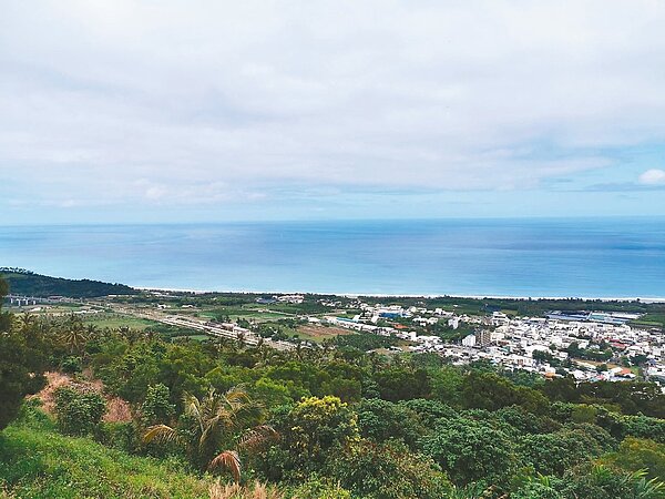 台東太麻里金針山觀景台可眺望海天一色美景。記者卜敏正／攝影