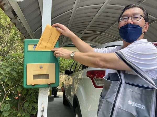 台灣中油後勁勞宅自救會昨天發起快閃,到新任董事長李順欽在宏南宿舍抗議大幅調漲租金、催趕住戶。圖/記者陳弘逸攝影