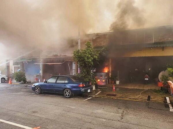 高雄鹽埕11戶連棟鐵皮住宅火災。圖／高雄市消防局提供