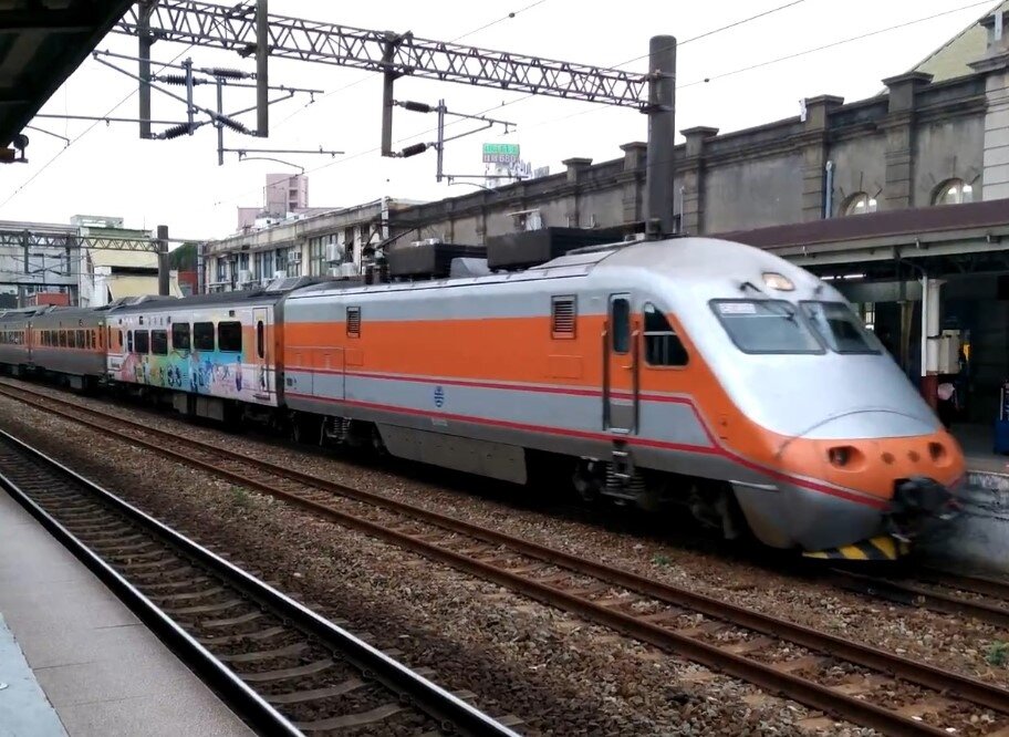 由宜蘭到花蓮的自強號272次列車,上午時有旅客通報在通過瑞芳站在12車廂內車頂處發現一條蛇,台鐵也於上午9點25分緊急通知消防隊前往處理。圖/維基百科