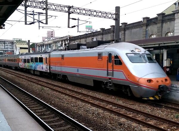 由宜蘭到花蓮的自強號272次列車,上午時有旅客通報在通過瑞芳站在12車廂內車頂處發現一條蛇,台鐵也於上午9點25分緊急通知消防隊前往處理。圖/維基百科