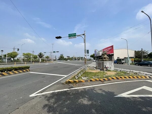 嘉義市大溪厝社區的主要出入口為高鐵大道與大溪路,但並不明顯。圖/記者林伯驊攝影