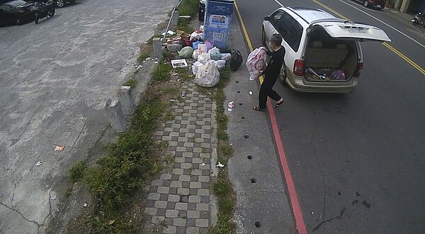 舊衣回收箱遭到民眾隨意丟棄廢棄物,臺東縣架設縮時攝影機科技執法,計查獲19件違規案件。圖/台東縣政府提供