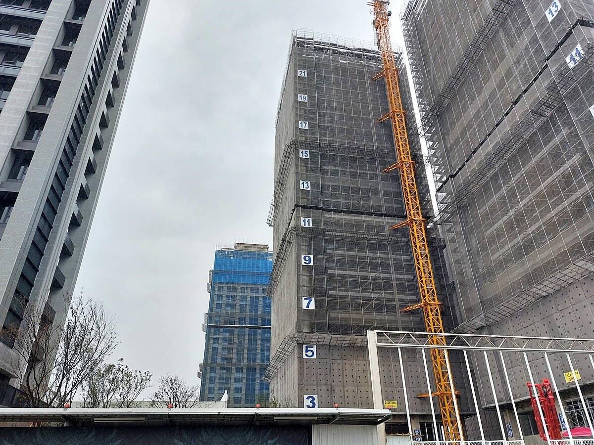 北市修訂「建築結構審查原則」確保建物及鄰房安全 「這7項」將納入重點 專家表示,尤其中南部不少蛋白區的預售案多是炒作起來的 ,當市場一降溫,就會現原形;且議價率可能漸提高,房價漸趨緩和甚至下跌。圖/好房網News記者林和謙攝