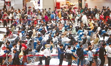 本土新增確診個案再創新高,也催出新冠疫苗打氣,台北車站中型疫苗接種18日依舊出現排隊接種人潮。(陳怡誠攝)