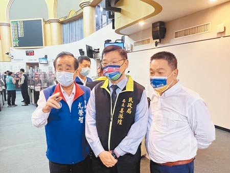 
台南市議員尤榮智（左）主張加碼獎勵生育，市府民政局長姜淋煌（中）認為幫助不大。（洪榮志攝）
