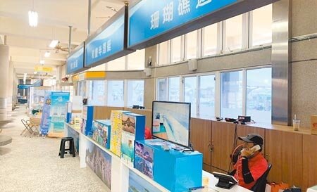 
澎湖船公司職員忙著接退船票觀光客電話，為澎湖今年的觀光前景埋下了變數。（張茂雄攝）
