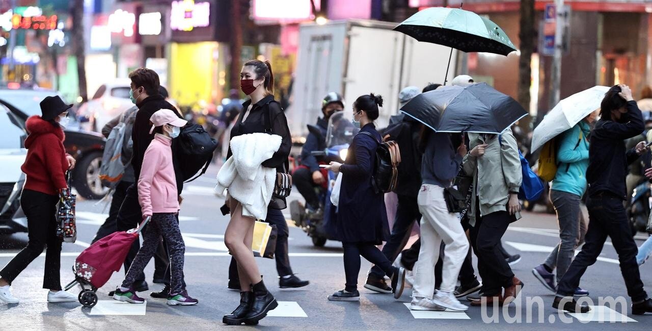 受東北季風及華南雲系影響,入夜後北部、東北部及東部地區會有短暫雨,而南部為晴時多雲的好天氣。記者侯永全/攝影