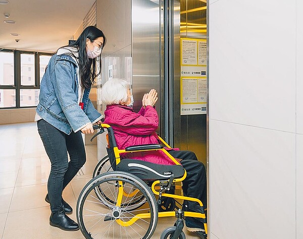 新北市推動樓梯換電梯政策,希望長者將老舊公寓提供市府出租,換居有電梯的社會住宅。(新北市城鄉局提供/葉德正新北傳真)