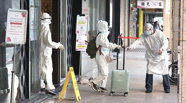 民眾搶買防疫保單,使保險公司考量風險胃納量,掀起一波商品下架、改版潮。圖/聯合報系資料庫