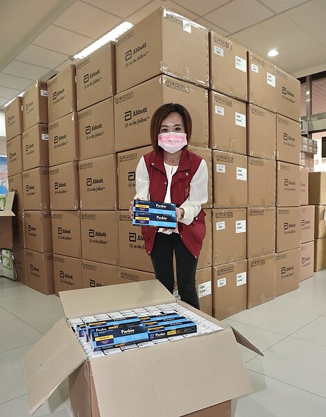 新北市衛生局昨天把先行到貨的三萬劑公費快篩，陸續配發到新北市各區衛生所。新北衛生局發言人高詩琪表示，此快篩試劑是針對目前的高風險社區，或是特定的場域做為監測使用，並非給一般民眾購買。記者黃義書／攝影