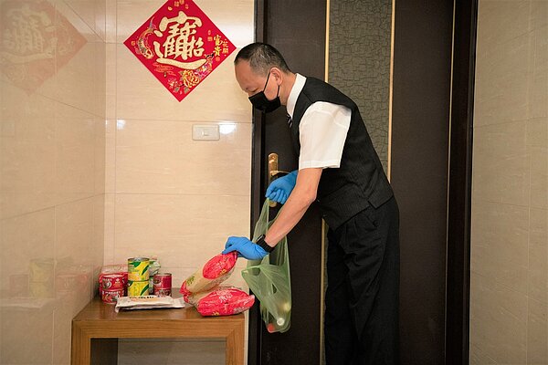 演練包含為居家照護的個案送餐至門口。圖／新北市政府提供