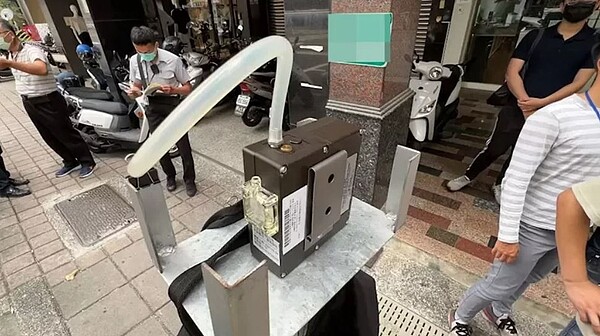 台南東區某速食店遭質疑油煙造成肺部有「肺結節」,環保局到現場採樣。圖/記者鄭惠仁翻攝