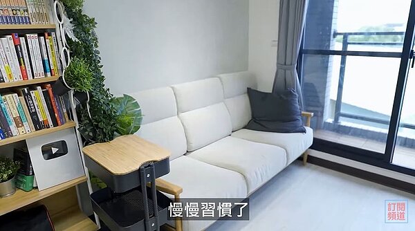 貝克書新家客廳兼工作室。圖/翻攝自貝克書YouTube
