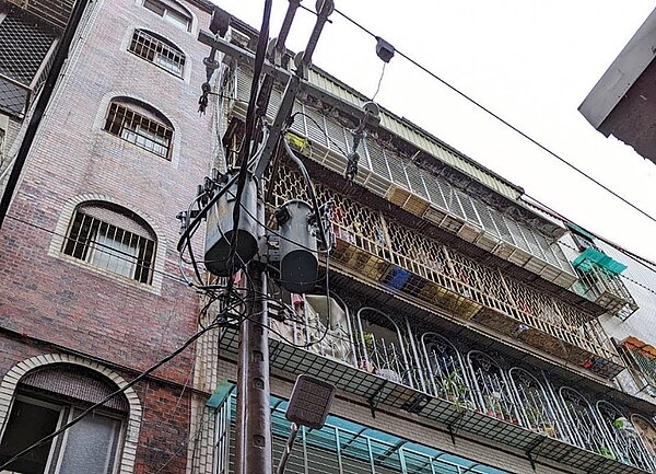 新北市政府為解決「老宅困老人」雙老現象,推出「高齡友善換居-樓梯換電梯」計畫,19日完成全國首例老屋換居簽約儀式。圖/新北市城鄉局