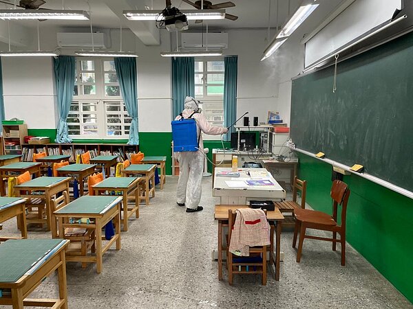 校園清消畫面。資料照／取自鄭文燦臉書