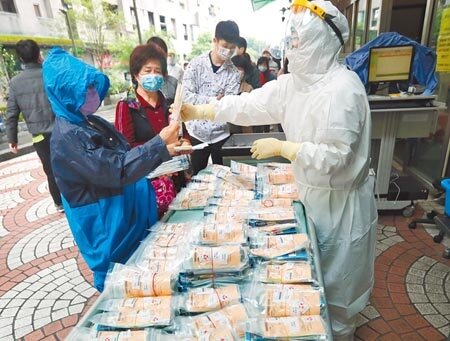 市面上快篩試劑大缺貨,汐止國泰醫院的篩檢站,19日有不少民眾被通知前往領取居家檢疫的快篩試劑。(鄭任南攝)