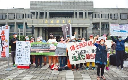 屏東市光復路與柳州街地上物拆遷案,居民不滿,19日一早便到縣府前舉布條抗議。 (林和生攝)