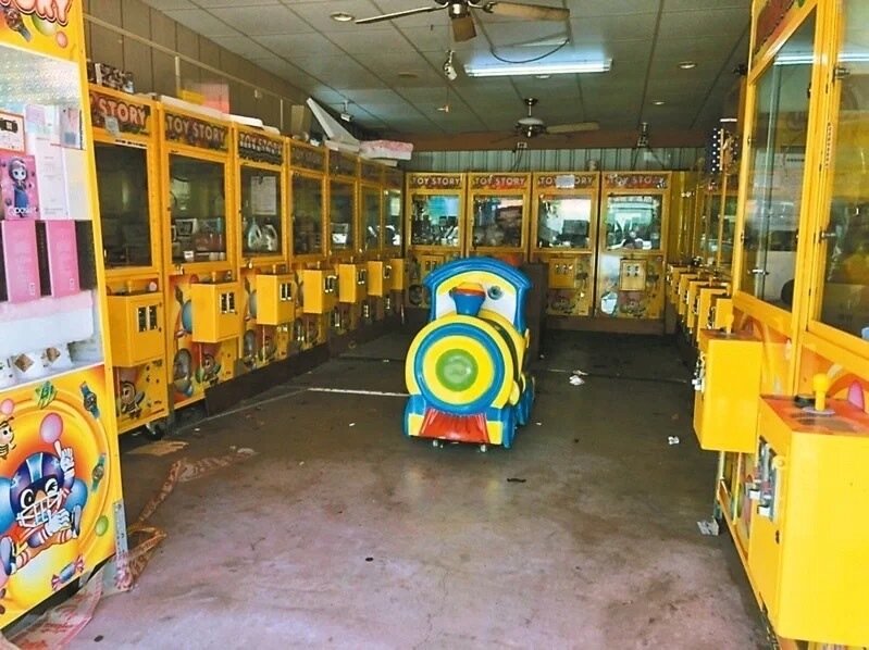 台中市議會法規委員會今通過「台中市自助選物販賣業管理自治條例」即所謂夾娃娃機條例,明定夾娃娃機設置點須在距離國中小50公尺以上,將送議會大會二、三讀。圖/聯合報系資料照片