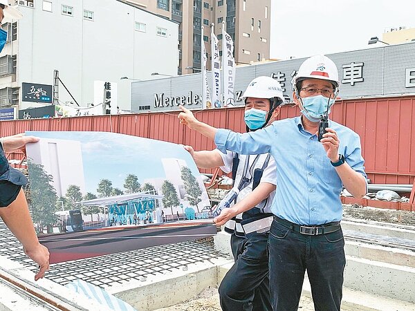 高雄市副市長林欽榮(右)視察輕軌二階工程進度,預告可望在10月提早通車至C24愛河之心站。圖/記者林巧璉翻攝